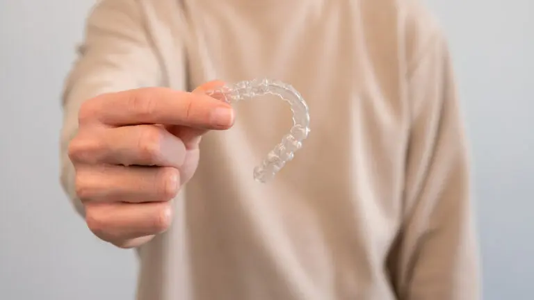 隱適美維持器重要嗎?專業醫師回答您 4 man holds invisalign transparent braces for dental 2022 10 06 16 13 57 utc 1