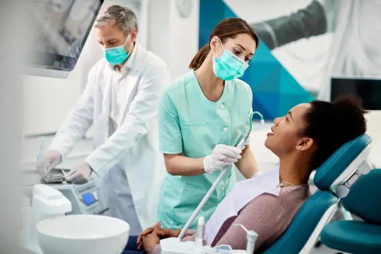 隱適美go dcard熱度高,隱適美專家告訴你哪個族群適合 2 african american woman having dental treatment at 2022 11 09 03 47 34 utc 1