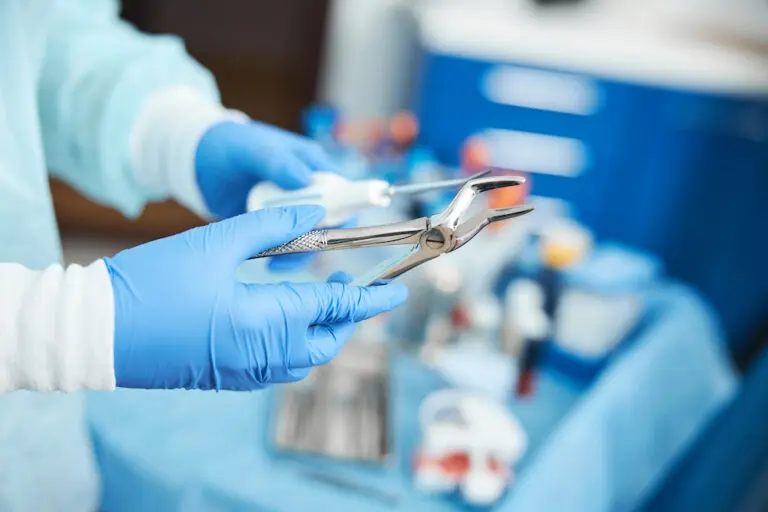 隱適美拔牙誰決定,醫師曝光隱適美拔牙的關鍵 3 dental elevator and extracting forceps for teeth t 2021 09 03 23 30 23 utc 1