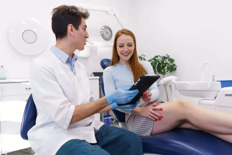 隱適美刮嘴問題解決之道,讓矯正過程更舒適 8 dentist showing treatment options to happy woman 2022 01 20 19 48 08 utc
