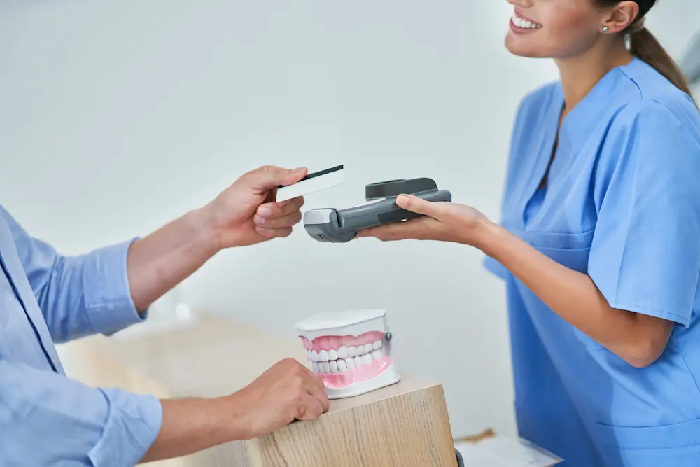 隱適美價格 8 patient paying for dental visit in clinic 2023 11 27 05 16 05 utc 1